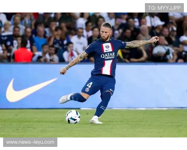 拉莫斯游泳训练动作太优雅：领略足球巨星的水中魅力