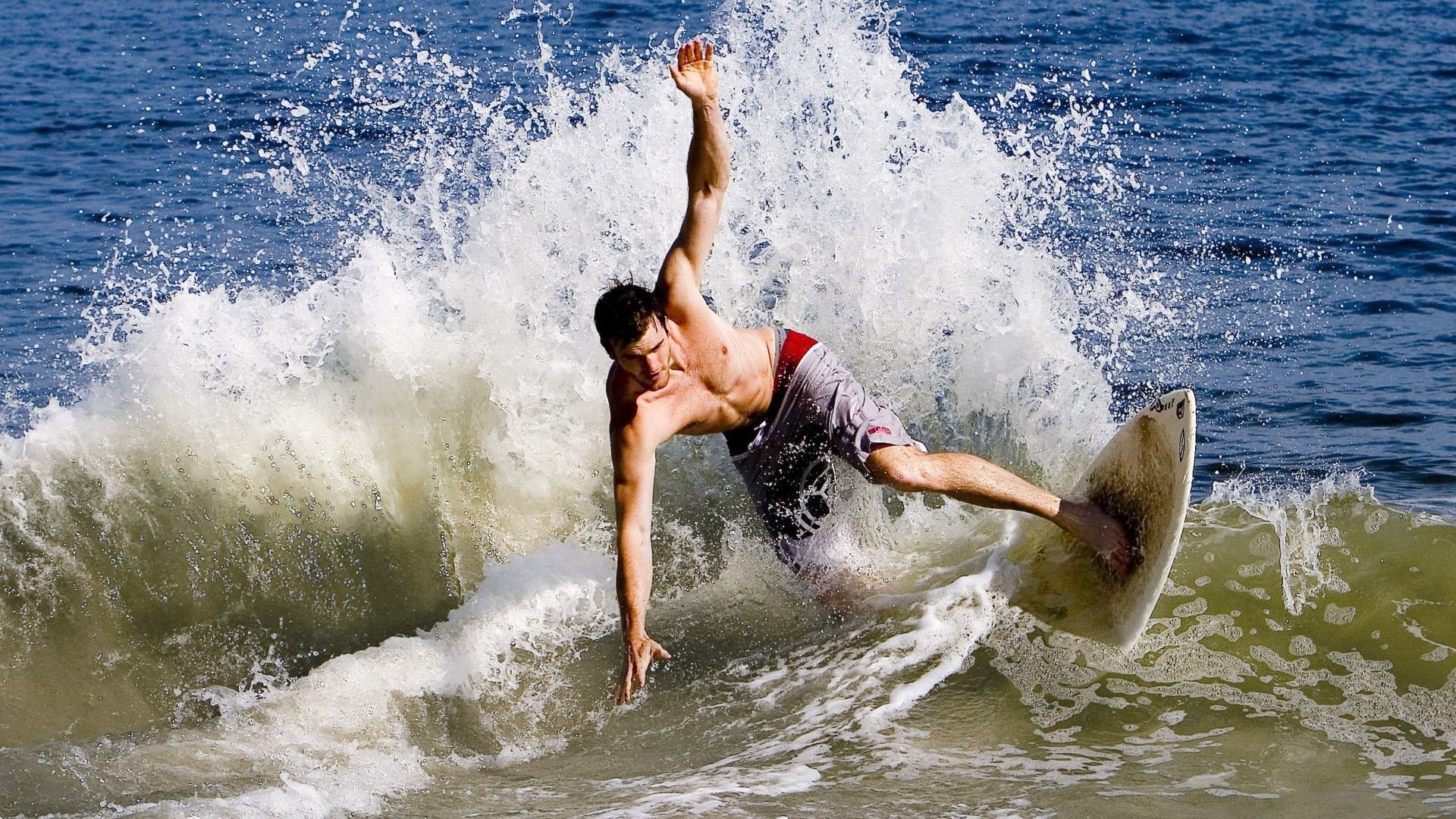 乔·波尔曼在比赛中展现强大的组织能力和球场领导力，乔什·波恩